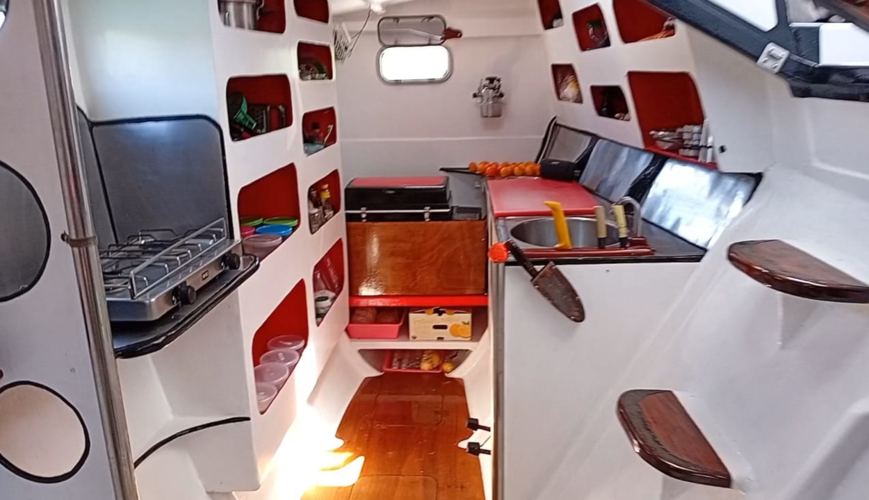 hull interior berths 03