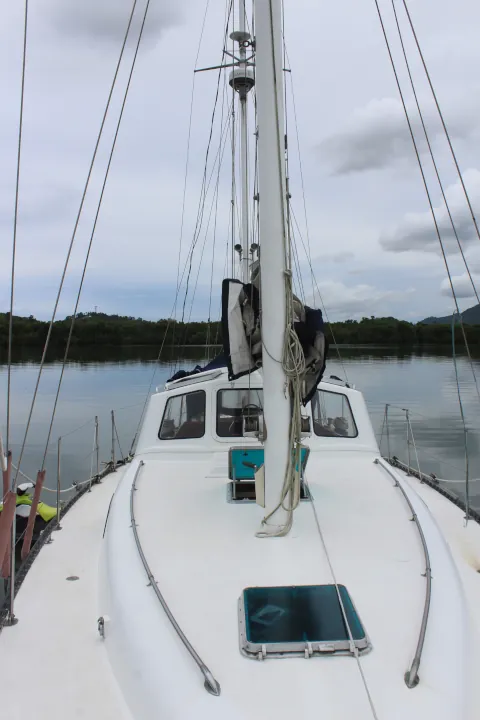 uncluttered foredeck for safety